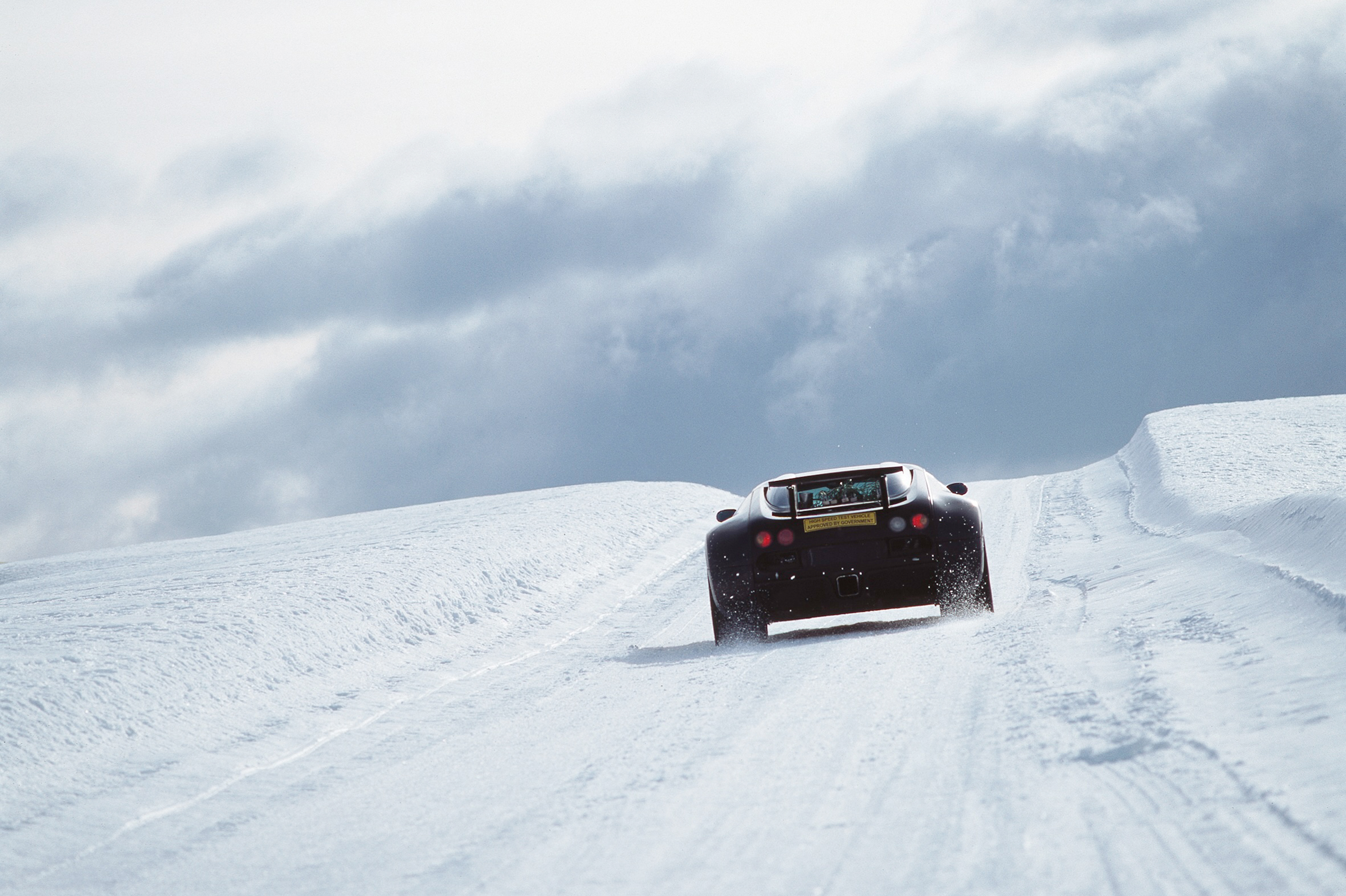 The Bugatti team tested the Bugatti Veyron in extreme winter conditions.